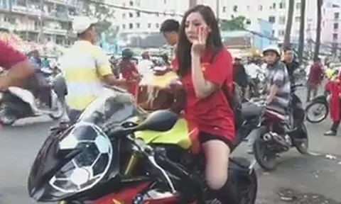 Fan nữ xinh đẹp cưỡi motor phân khối lớn đến cổ vũ Công Phượng