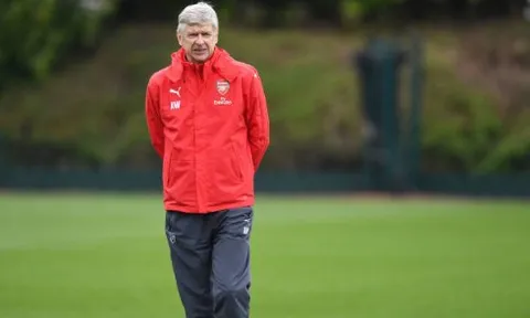 Fan 'tấn công' Wenger ngay trước sân tập của Arsenal