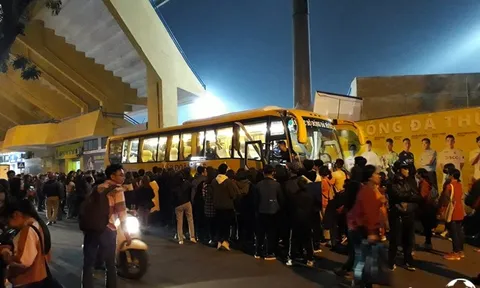 Fan vây kín cửa, các ngôi sao CLB Hà Nội chật vật tìm cách lên xe ra về