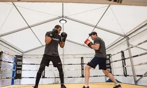 Ferdinand tập luyện đặc biệt, sẵn sàng cho lần đầu thượng đài boxing