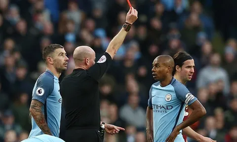Fernandinho nhận 3 thẻ đỏ sau nửa mùa giải