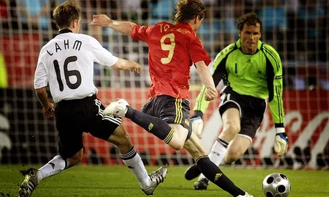 Fernando Torres từng 'hạ nhục' Lahm như thế nào?