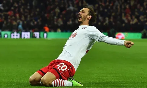 Gabbiadini sút tung lưới Man Utd, Liverpool lại bị trêu chọc