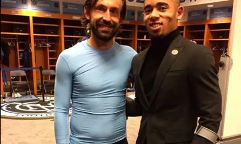 Gabriel Jesus chống nạng đi gặp mặt Pirlo trên đất Mỹ
