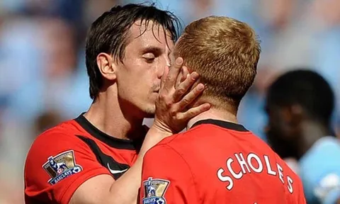 Gary Neville bênh Scholes, chống lại Mourinho