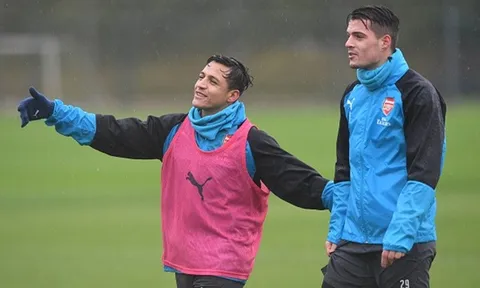 Gạt bỏ tin đồn, Sanchez "quấn riết" Xhaka trên sân tập
