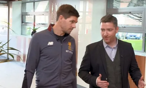 Gerrard đảm nhận vai trò dẫn tour tham quan Melwood