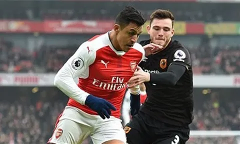 Ghi cúp đúp vào lưới Hull, Sanchez sánh ngang với Henry