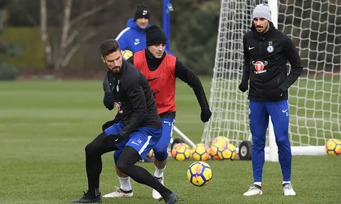 Giroud cân cả sân tập Chelsea, Mourinho có run sợ?