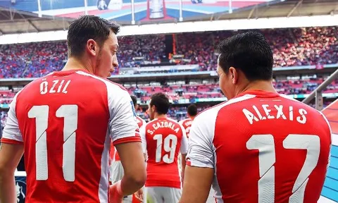 Giroud muốn Oezil và Sanchez noi gương mình