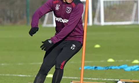 Giữa bão tin đồn, Chicharito vẫn tích cực tập luyện
