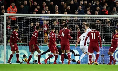 Góc Liverpool: Ngay cả Van Dijk cũng hóa tầm thường