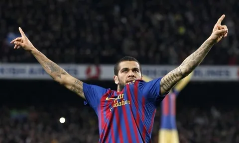 Góc siêu phẩm: Alves nã đại pháo vào lưới Real Madrid