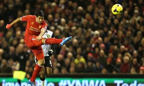 Góc siêu phẩm: Cú sút không tưởng của Suarez vào lưới Norwich