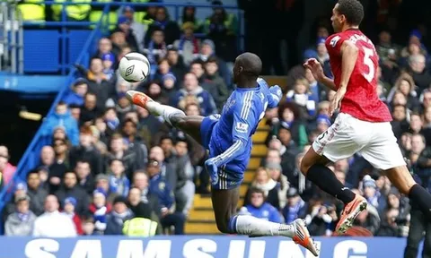 Góc siêu phẩm: Cú volley của Demba Ba khiến De Gea chôn chân