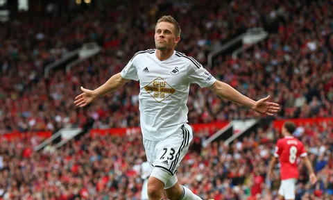 Góc siêu phẩm: Ngất ngây với pha đá phạt của Gylfi Sigurdsson