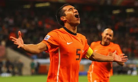Góc siêu phẩm: Pha nã đại bác thần sầu của Van Bronckhorst