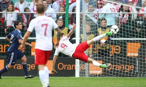 Góc siêu phẩm: Pha ngã người đắt giá của Lewandowski trước Andorra