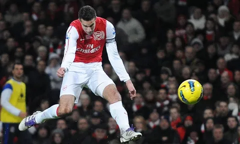 Góc siêu phẩm: Pha volley miễn chê của Van Persie vào lưới Everton