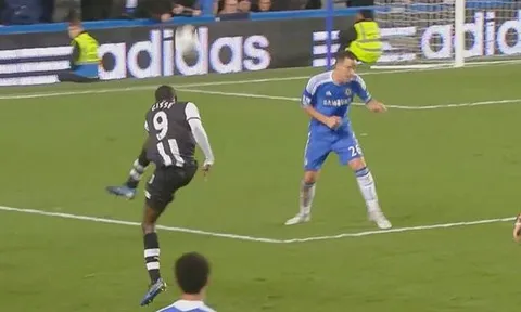 Góc siêu phẩm: Pha vuốt bóng không tưởng của Cisse trước Chelsea