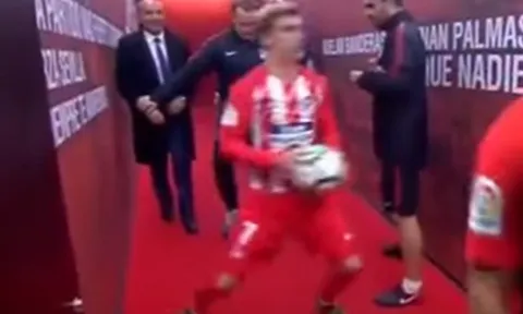 Griezmann đầy nhí nhố pha trò trong đường hầm