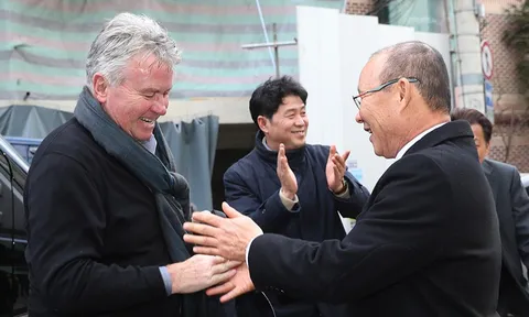 Guus Hiddink chúc mừng thành công của HLV Park Hang-seo