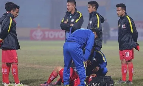 Công Phượng đổ gục đau đớn tại Hàng Đẫy