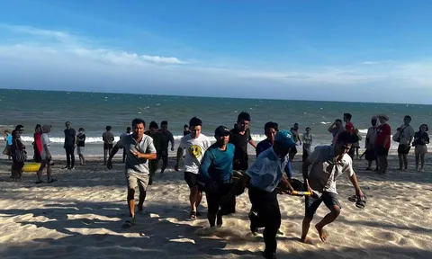 Hai anh em từ TP.HCM ra Thành phố Hồ Chí Minh tắm biển ở Mũi Né bị sóng cuốn, chỉ cứu được người anh