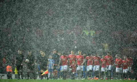 Chiếc cúp FA xuất hiện tại Old Trafford