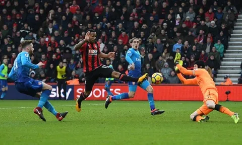 Hàng thủ Arsenal ngơ ngác trước cú ra chân của Callum Wilson