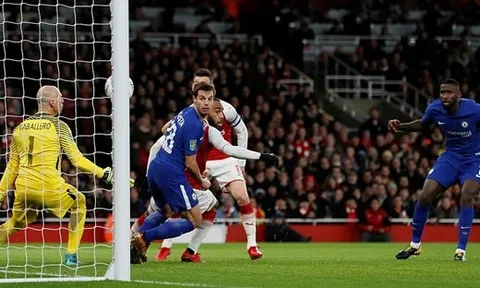 Hàng thủ Chelsea ngớ người sau cú đánh đầu của Nacho Monreal
