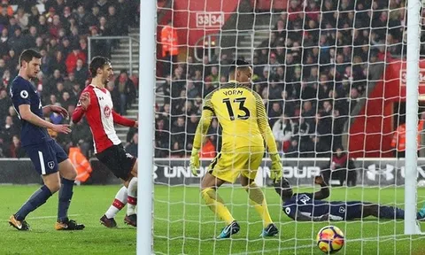 Hàng thủ Tottenham ngơ ngác trước pha đá phản lưới nhà của Davinson Sanchez