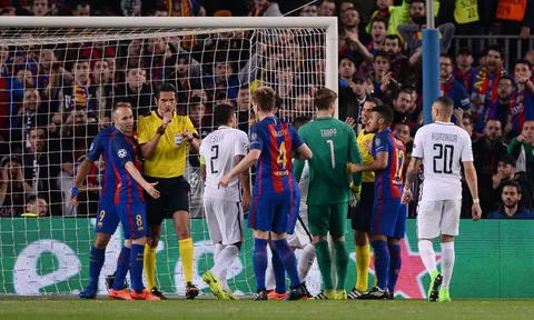 Hàng trăm ngàn CĐV đòi đá lại trận Barca-PSG