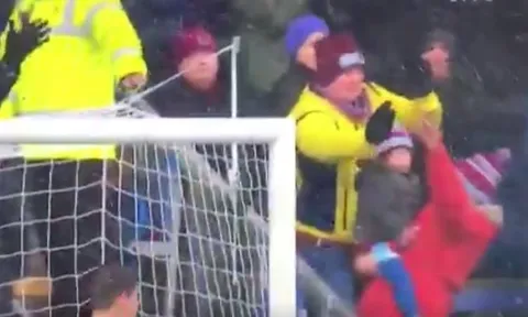 Hành động anh hùng của một CĐV (Burnley vs Chelsea)