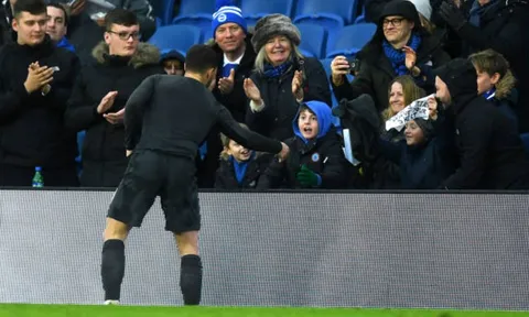 Hành quân tới Brighton, Hazard ghi điểm cả trong lẫn ngoài sân bóng