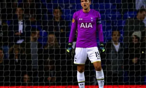 Harry Kane lập hattrick xong xuống... bắt gôn