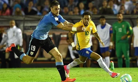 Hat-trick của Paulinho nhấn chìm Uruguay