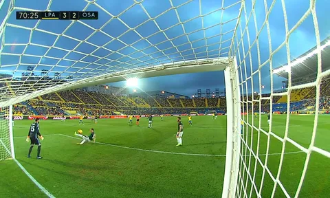 Hậu vệ La Liga đá phản lưới nhà ngớ ngẩn do trượt chân