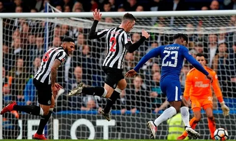 Hậu vệ Newcastle bất lực trước khả năng săn bàn của Batshuayi