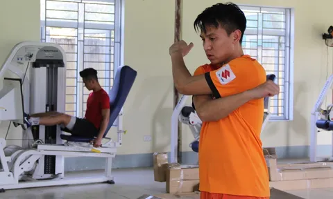 Hậu vệ tuyển Việt Nam lo lắng vì tăng cân sau phẫu thuật