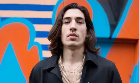 Hector Bellerin mặc đồ ngủ đi dự tuần lễ thời trang tại London