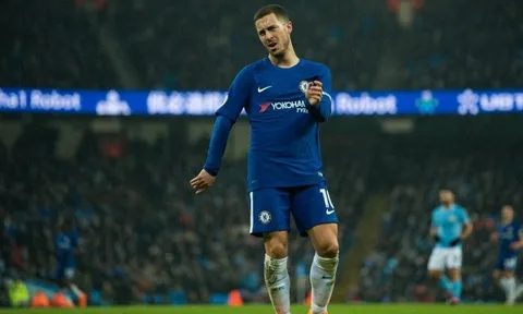 Hết Courtois, đến lượt Hazard bật lại Conte