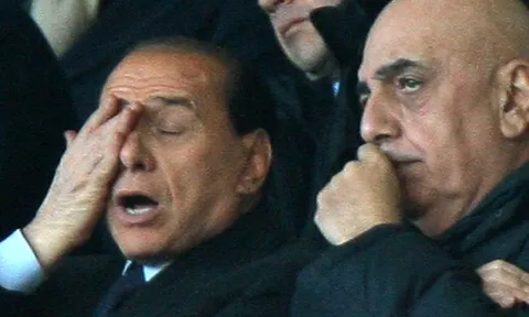 Hết kiên nhẫn, Berlusconi tính chuyện giữ lại Milan