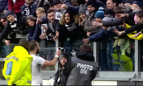 Higuain bắt chước Hazard tặng áo theo yêu cầu từ fan nhí