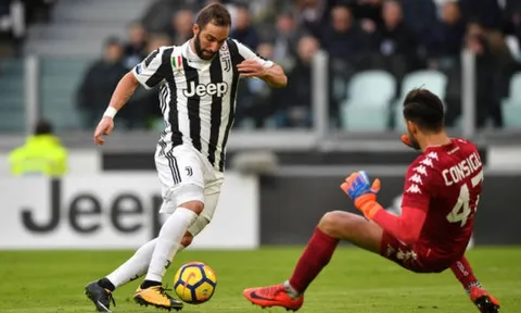 Higuain lập hat-trick trong chiến thắng 7 sao của Juventus trước Sassuolo