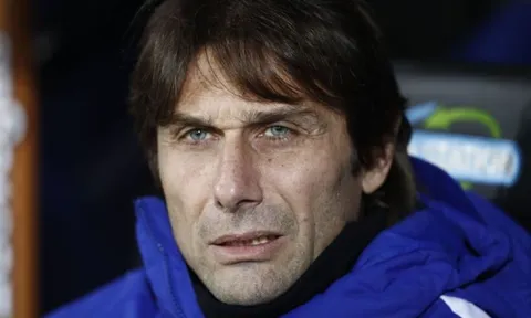 HLV Conte cay đắng: Chelsea không thể tranh mua Sanchez với Man City