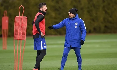 HLV Conte tận tình chỉ bảo tân binh Giroud