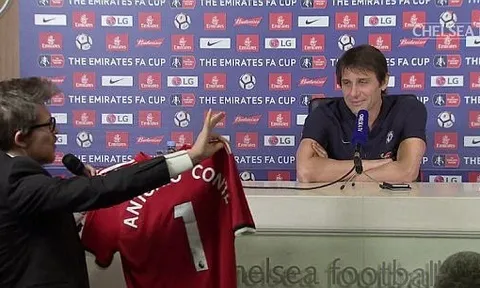 Conte từ chối nhận áo đấu Man Utd có chữ ký của Mourinho