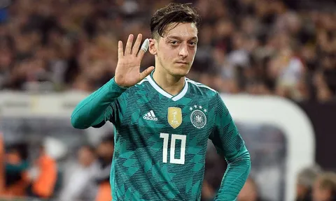 HLV Joachim Low tặng quà cho Arsenal