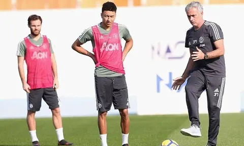 HLV Mourinho tận tình chỉ bảo Lingard cách chuyền bóng